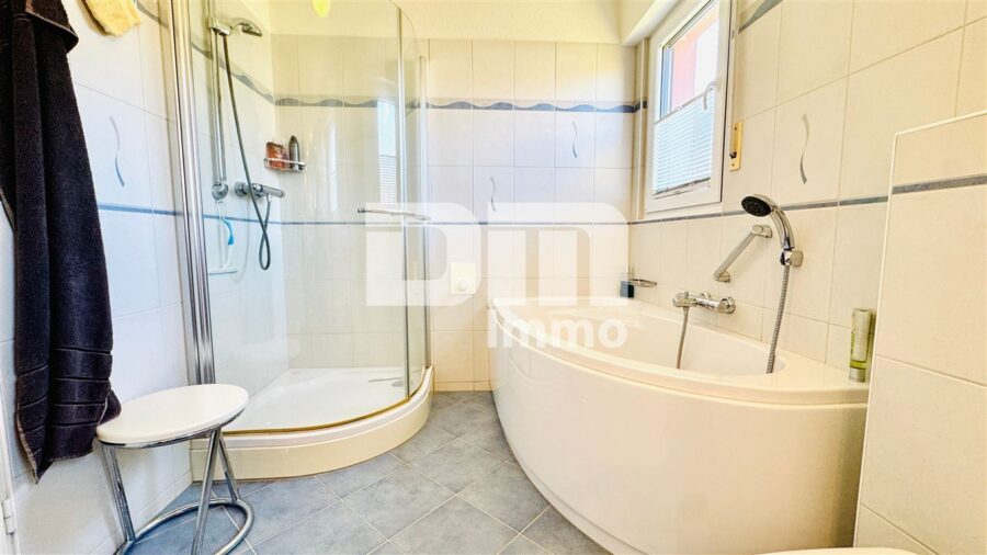 Zeitlose Eleganz trifft Moderne: Modernisiertes Einfamilienhaus mit großem Garten und Garage - OG Bad Dusche / Wanne